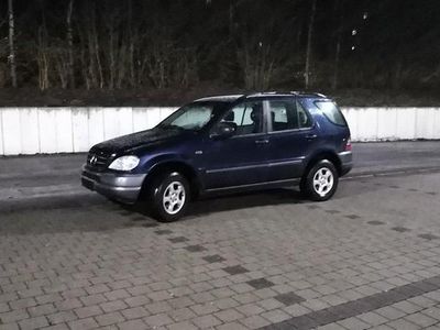 Blau Gebraucht 2000 Mercedes ML270 SUV | 1.500 €
