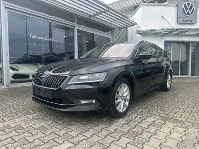 Gebraucht Skoda Superb Style 150 PS (110 kW) 2018 Schwarzmagic perleffekt Kombi