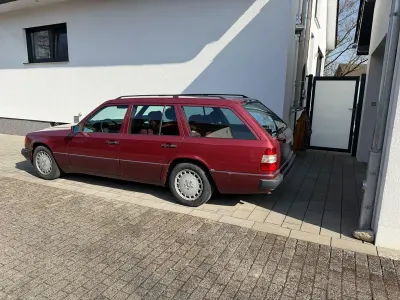 Używany Mercedes E230 132 KM (97 kW) 1992 Czerwony Kombi