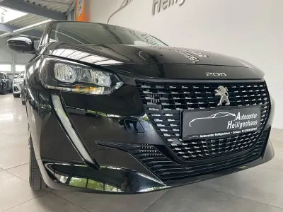 Gebraucht Peugeot 208 101 PS (74 kW) 2020 Noir perla nera Kleinwagen