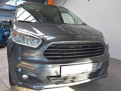 Grau Gebraucht 2015 Ford Tourneo Courier Titanium Van / Kleinbus | 6.380 € (Fairer Preis)