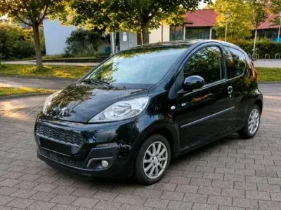 Gebraucht Peugeot 107 69 PS (50 kW) 2013 Schwarz Kleinwagen