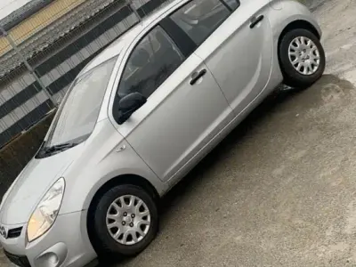 Gebraucht Hyundai i20 77 PS (56 kW) 2009 Grau Kleinwagen