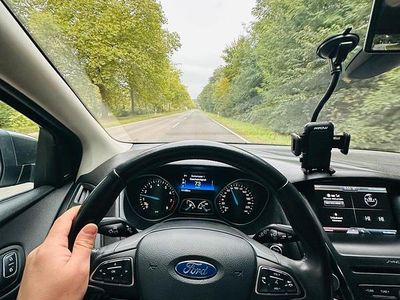 Gelb Gebraucht 2016 Ford Focus Limousine | 5.999 € (Fairer Preis)