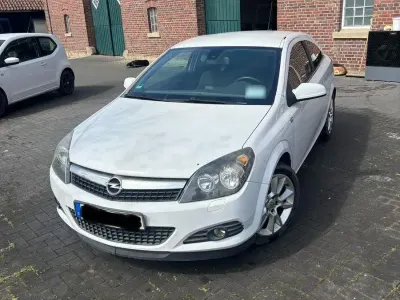 Brugt Opel Astra GTC 116 HK (85 kW) 2009 Hvid Sedan