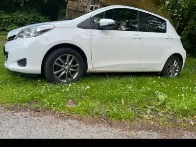 Gebraucht Toyota Yaris 69 PS (50 kW) 2014 Weiß Kleinwagen