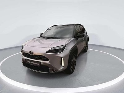 Neu Toyota Yaris Cross Plus 131 PS (96 kW) 2026 Silver metallic/ black SUV
