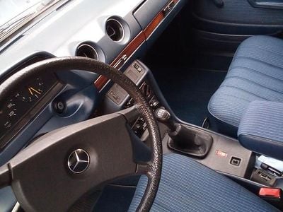 Second-hand Mercedes 200 109 CP (80 kW) 1982 Andere farben Berlinǎ