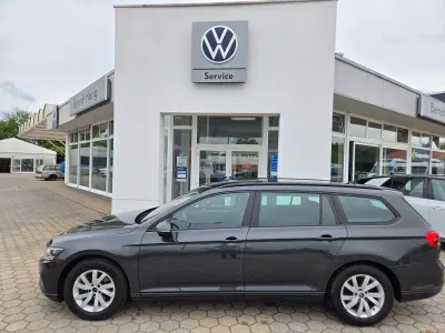 Gebraucht VW Passat 122 PS (89 kW) 2023 Grau Kombi