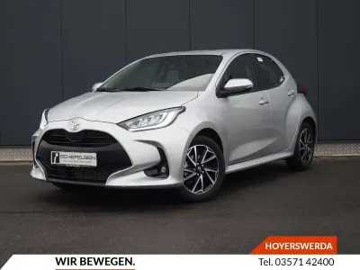 Gebraucht Toyota Yaris Team 125 PS (91 kW) 2023 Shimmering silver metallic Kleinwagen