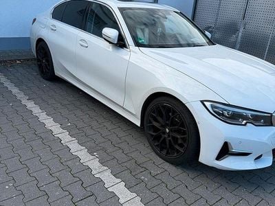 Weiß Gebraucht 2020 BMW 320 Luxury Line Limousine | 26.200 € (Teuer)