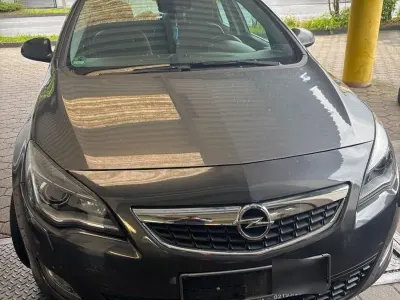 Gebraucht Opel Astra Edition 179 PS (131 kW) 2010 Grau Limousine