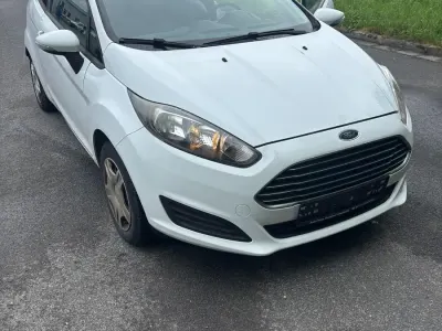 Gebraucht Ford Fiesta 95 PS (69 kW) 2014 Weiß Kleinwagen