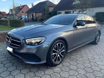 Grau Gebraucht 2020 Mercedes E220 Night Limousine | 27.950 € (Fairer Preis)