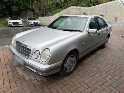 Gebraucht Mercedes E240 170 PS (125 kW) 1998 Silber Limousine