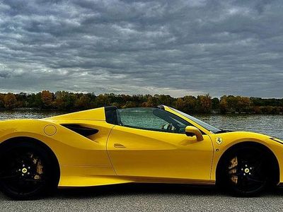Gebraucht Ferrari F8 721 PS (530 kW) 2022 Gelb Cabrio
