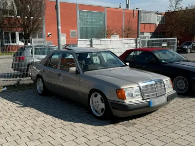 Gebraucht Mercedes E230 132 PS (97 kW) 1992 Silber Limousine