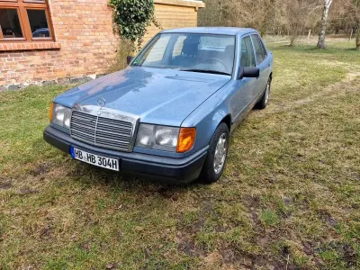 Używany Mercedes E230 132 KM (97 kW) 1988 Niebieski Sedan/Limuzyna