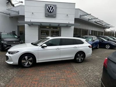 Weiß Gebraucht 2024 VW Passat Elegance Kombi | 38.700 € (Guter Preis)