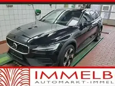 Second-hand Volvo V60 CC Plus 197 CP (144 kW) 2023 Negru Break