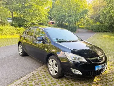 Gebraucht Opel Astra Selection 116 PS (85 kW) 2011 Schwarz Limousine