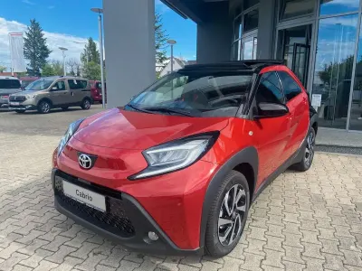 Neu Toyota Aygo X 72 PS (52 kW) 2025 Rot SUV