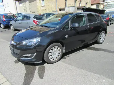 Gebraucht Opel Astra Edition 140 PS (102 kW) 2013 Schwarz Limousine
