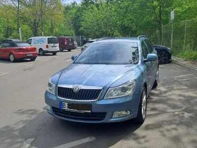 Używany Skoda Octavia Family 122 KM (89 kW) 2012 Niebieski Kombi
