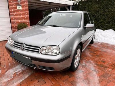 Grau Gebraucht 2002 VW Golf IV Kleinwagen | 950 € (Guter Preis)