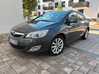 Gebraucht Opel Astra 140 PS (102 kW) 2012 Grau Limousine