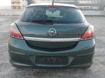 Begagnad Opel Astra GTC 116 HK (85 kW) 2010 Grön Sedan