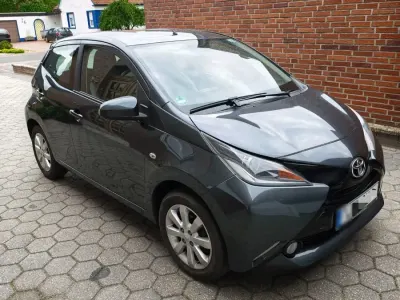 Gebraucht Toyota Aygo X-play 69 PS (50 kW) 2015 Weiß Kleinwagen