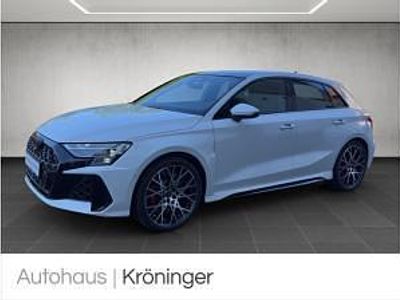 Neu Audi RS3 Comfort 400 PS (294 kW) 2025 Grau (arkonaweiß) Limousine