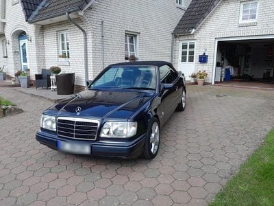 Usata Mercedes E220 150 CV (110 kW) 1996 Blu Cabrio
