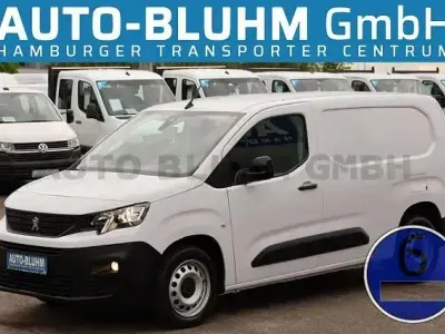 Gebraucht Peugeot Partner Premium 102 PS (75 kW) 2023 Kaolinweiß Van / Kleinbus