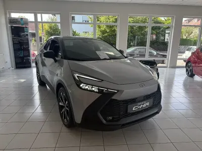 Neu Toyota C-HR 140 PS (102 kW) 2025 Silber SUV