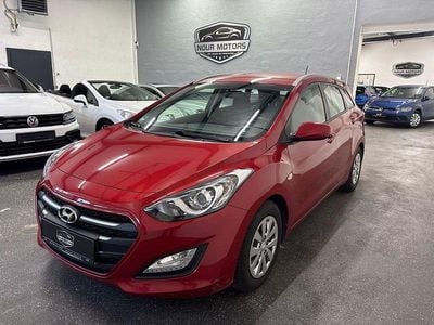 Gebraucht Hyundai i30 101 PS (74 kW) 2016 Rot Kombi