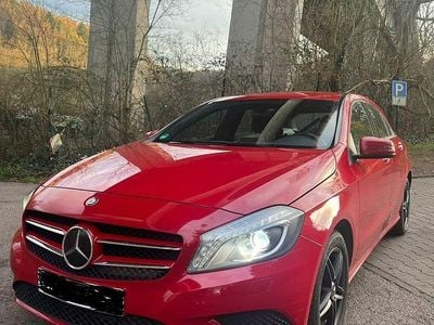 Gebraucht Mercedes A180 122 PS (89 kW) 2013 Rot Limousine