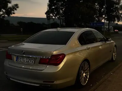 Gebraucht BMW 740 306 PS (225 kW) 2012 Silber Limousine