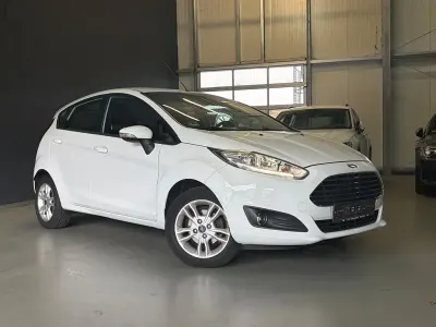 Gebraucht Ford Fiesta Trend 101 PS (74 kW) 2015 Weiß Kleinwagen
