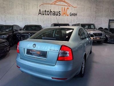 Usado Skoda Octavia Ambiente 122 HP (89 kW) 2010 Verde Sedan