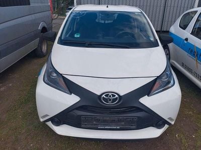 Gebraucht Toyota Aygo 69 PS (50 kW) 2016 Weiß Kleinwagen