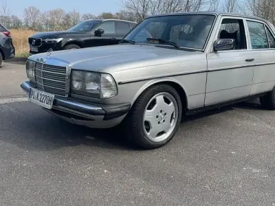 Gebraucht Mercedes 250 143 PS (105 kW) 1978 Silber Limousine