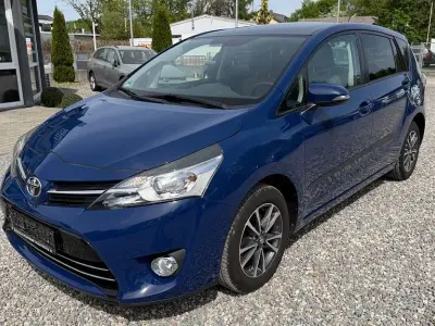 Gebraucht Toyota Verso Skyview Edition 147 PS (108 kW) 2014 Dark blue/ solid blue Van / Kleinbus
