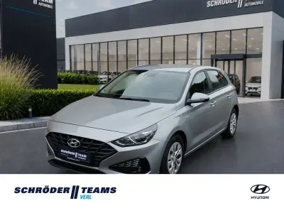 Gebraucht Hyundai i30 Select 120 PS (88 kW) 2022 Silber Limousine