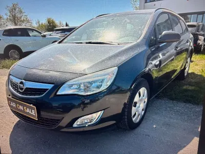 Używany Opel Astra Design Edition 140 KM (102 kW) 2011 Czarny Kombi