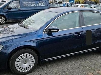 Gebraucht VW Passat 140 PS (102 kW) 2012 Blau Limousine