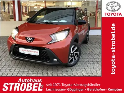 Neu Toyota Aygo X 72 PS (52 kW) 2025 Chili red / night sky black SUV