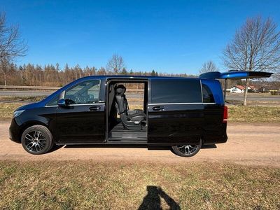 Schwarz Gebraucht 2022 Mercedes V220 Van / Kleinbus | 91.928 €