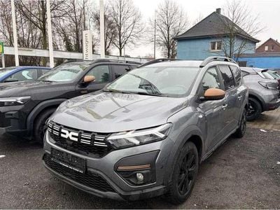 Dolomitgrau (metallic) Gebraucht 2023 Dacia Jogger Extreme Van / Kleinbus | 20.599 € (Fairer Preis)